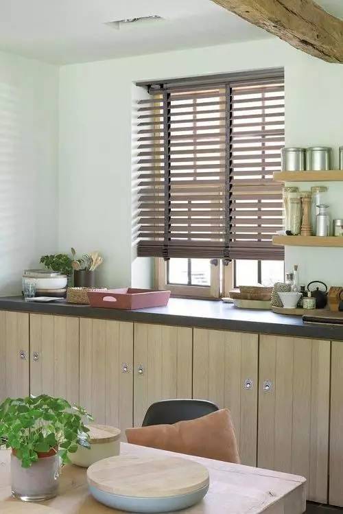 把百叶窗装在厨房,每天为家人准备美食的时候,也能感受到层层叠的的