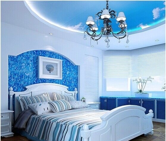 地中海风格儿童房效果图亲切的蓝色毛巾被铺在孩子小小的床上,地中海