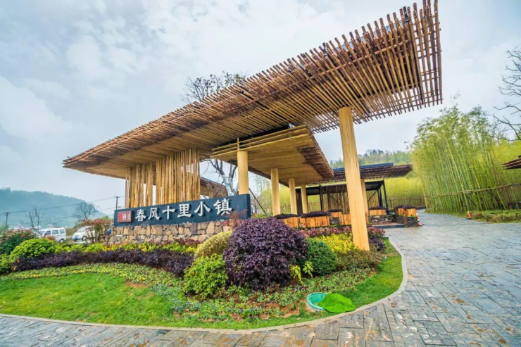 24日早上,温州媒体一行参观了祥生在诸暨的又一力作--春风十里小镇.