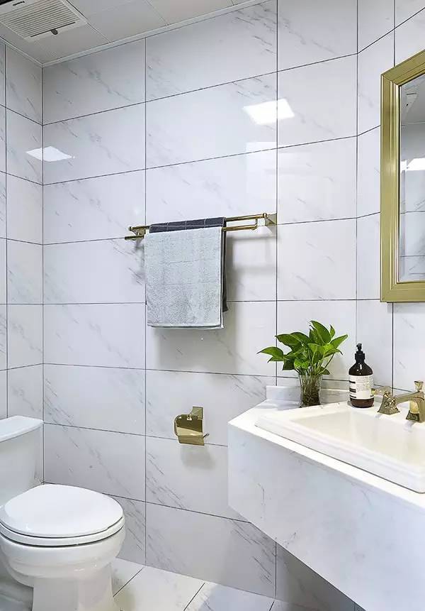 绝大多数卫生间装修都会铺贴瓷砖,方便打理,且能适应潮湿环境