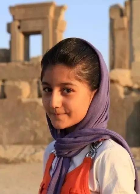 小小美少年伊朗人的家庭观念极强,日子过得也舒服休闲,在首都德黑兰以