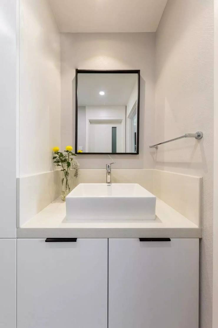 效果不算是较好的,但是最为省事,做个挡水条加挂个浴帘,不管是转角的