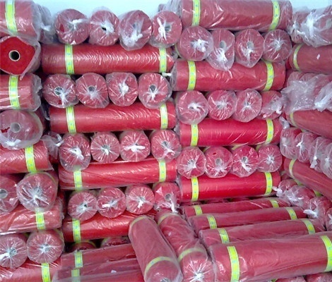 条幅布是一种布料广告耗材,在室内,室外,广场,大楼外等等都可以见到它