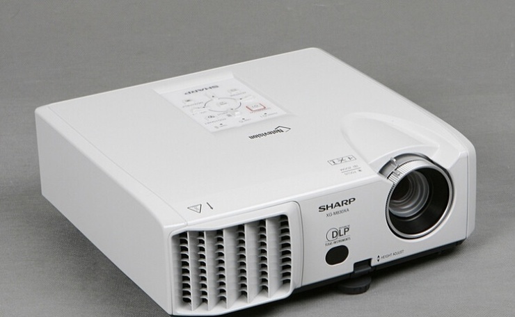 再比如,索尼vpl-cx80投影机专门开发了两个独特的风扇,这套风扇不但