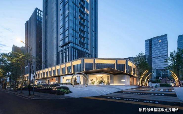 主入口印入眼帘的是极具地标性的双环水帘雕塑,成功吸引视线并吸引人