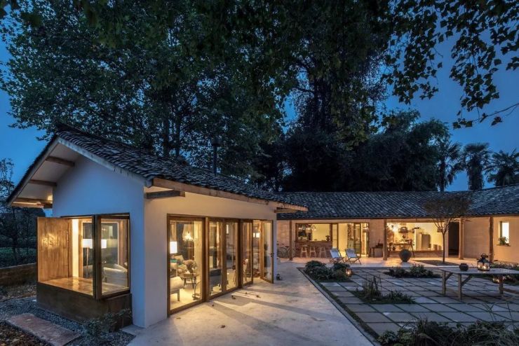 三棵梧桐,一面土墙,斑驳的大门,摇曳的草灯.