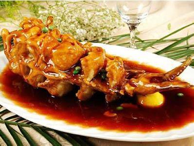 美 食 之 城 郑州美食是城市文化之一 有烩面,胡辣汤,龙须糕 鲤鱼三吃