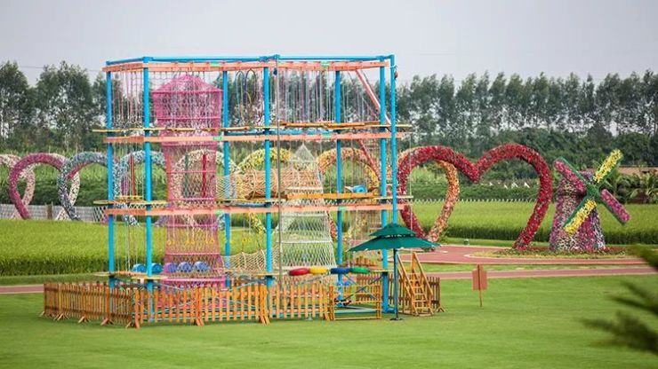 绿浪滚滚的稻田里散布着各式各样的机动游戏,蚂蚁乐园,旋转喷球车