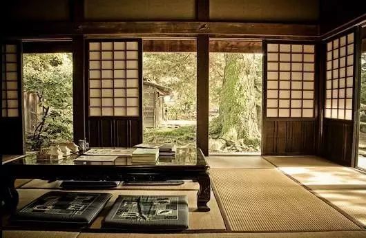 榻榻米的设计自在特性,随意设计,在书房里边相同能够设计出榻榻米.