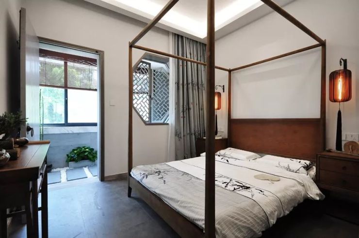 卧室和阳台之间开了一个八边形的窗,也很适合中式装修▲ 客厅沙发