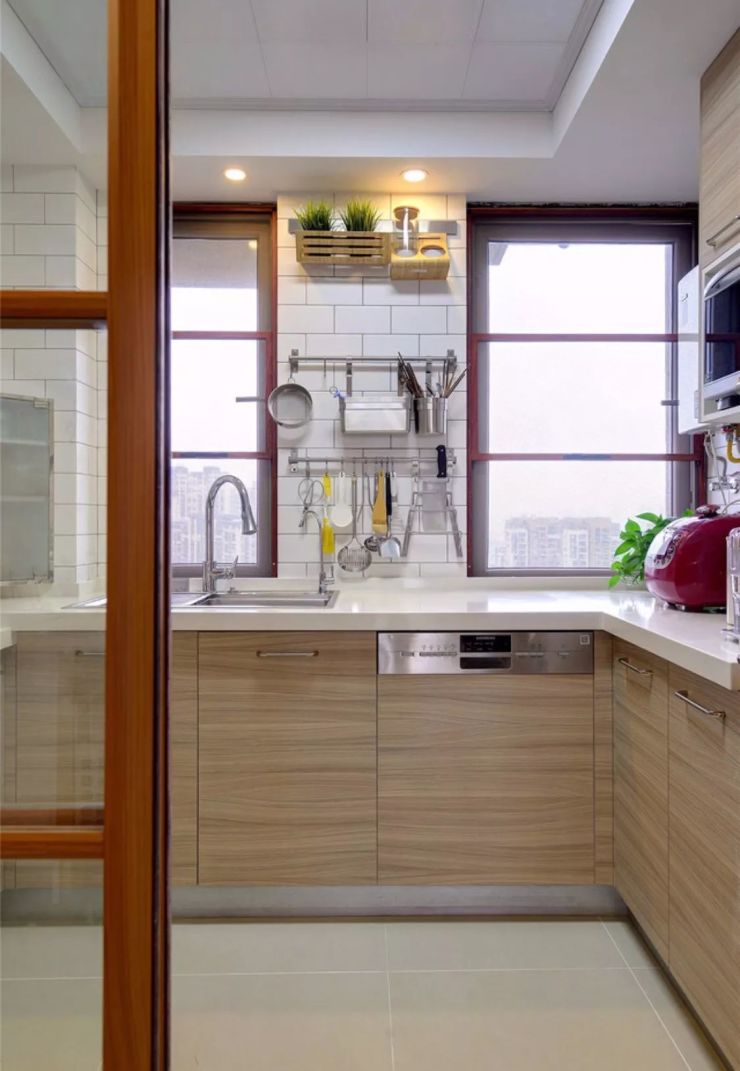 原木色橱柜让厨房更自然大方