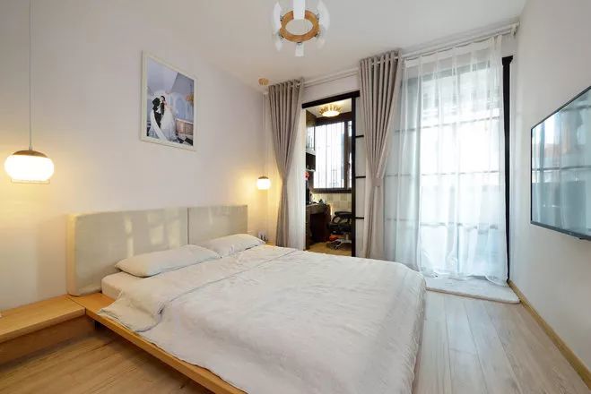 卧室有个阳台,是家里采光最好的地方,这样一个房间用来休息,幸福而