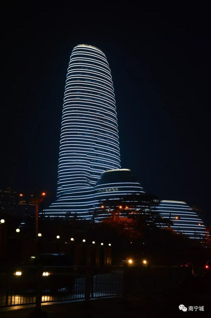 广西新媒体中心夜景图片