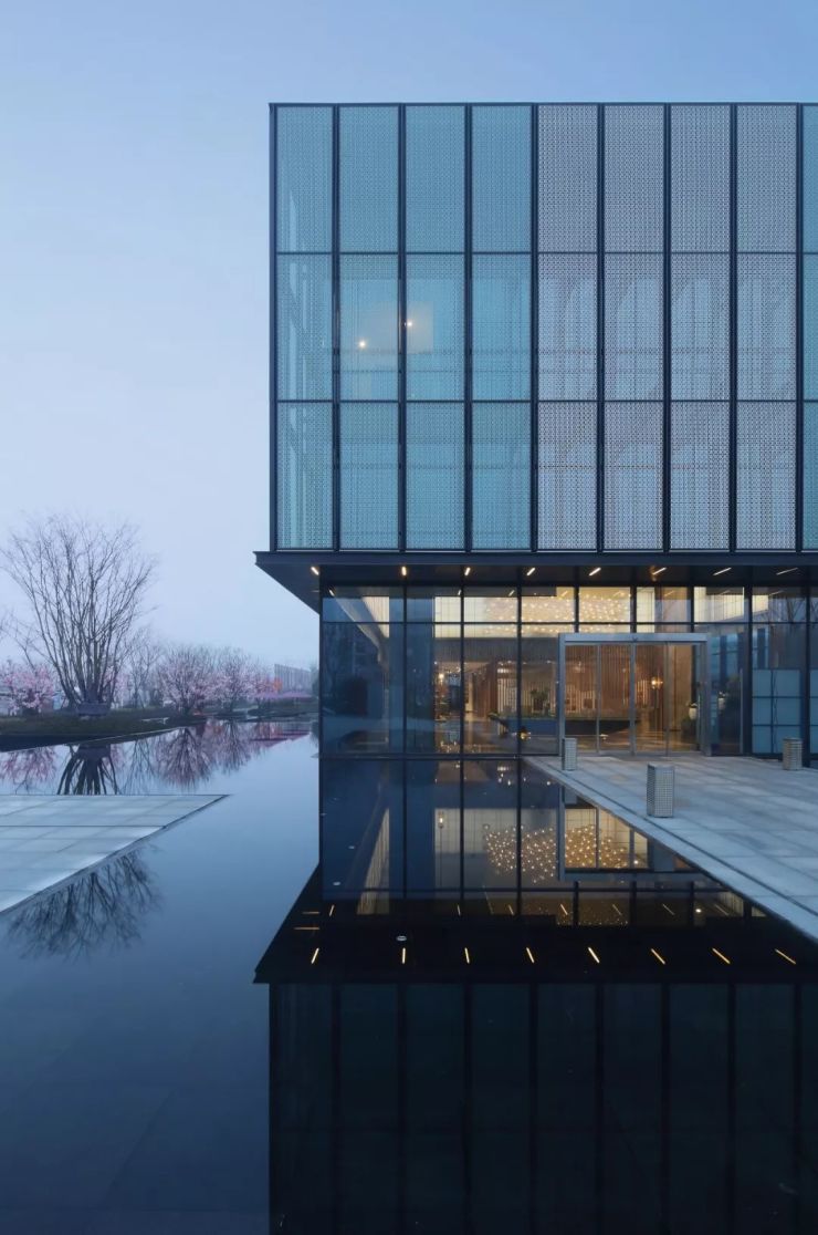 远处山峰隐现,似是又进入了竹海潇潇的山林,定神听风抚过耳畔,仿佛与