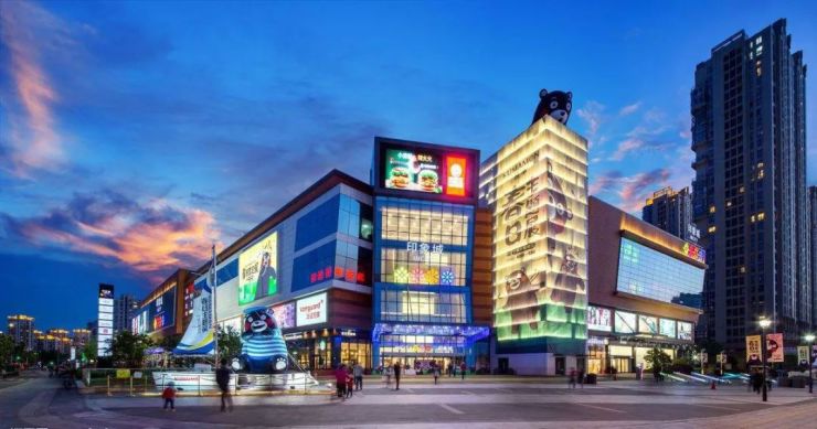 新城银泰城,再到正热火朝天建设运营的新世界广场,华侨城,阪急阪神