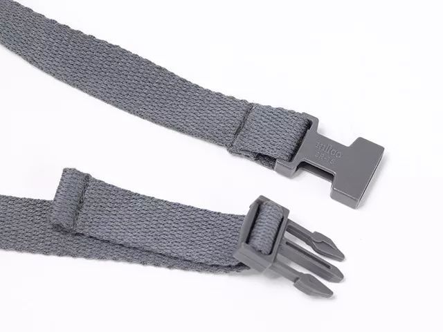 绑带是卡扣式设计,方便开合. 长度可以调节,最长为100cm.