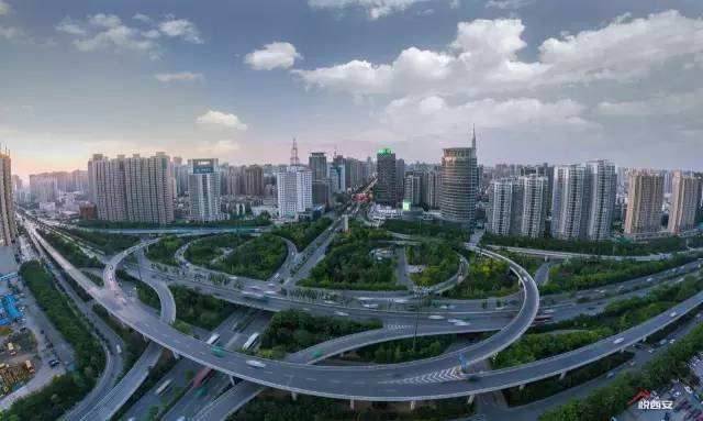 开元路,芙蓉西路,科技八路等一批承载区域重要交通功能的道路陆续建成