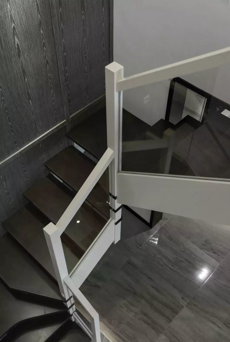 利用一楼到二楼的复式设计,设计师把厨房安排在一楼楼梯下,既方便