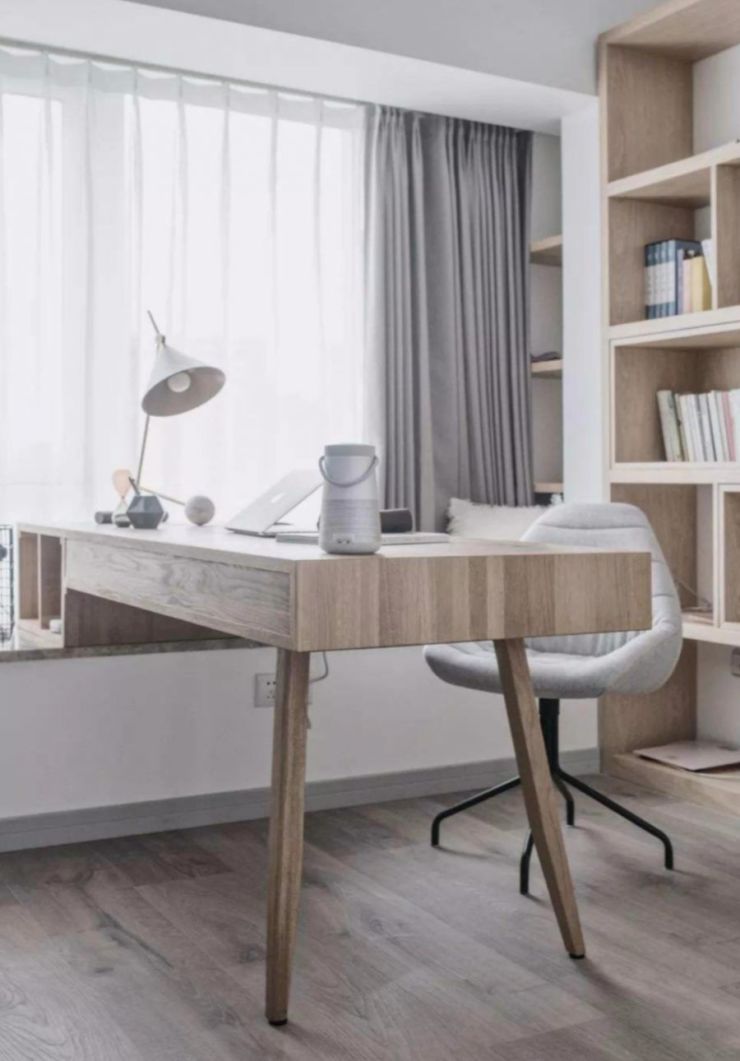 书房木色地板搭配原木书桌与背景收纳书柜,将一半书桌搭在飘窗上