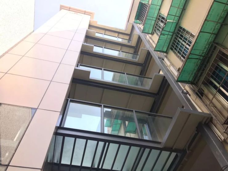 新民村连廊式电梯 摄影丨邹虹一楼的业主对加装电梯这件事,显得比较