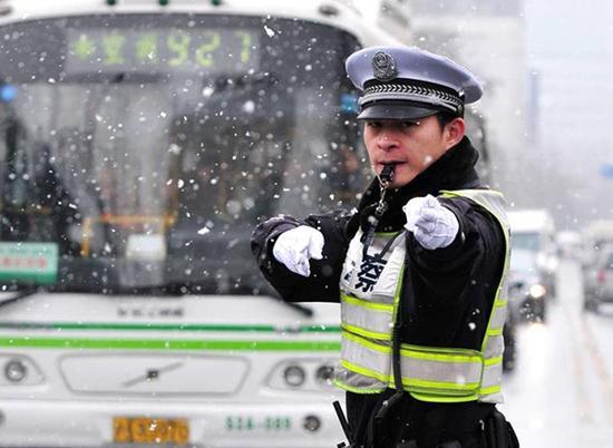 "上海最帅交警"见证"绣花式"精细管理之路