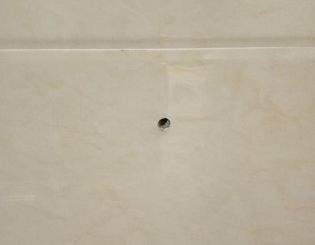 师傅坚持用传统方法给瓷砖打孔,不过这手艺,不得不令人佩服