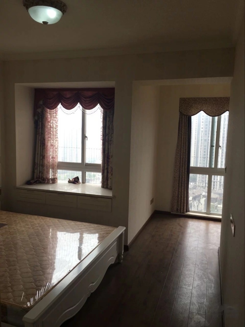 巴国城后门 全新精装三房 采光充足 视野开阔 配置齐全