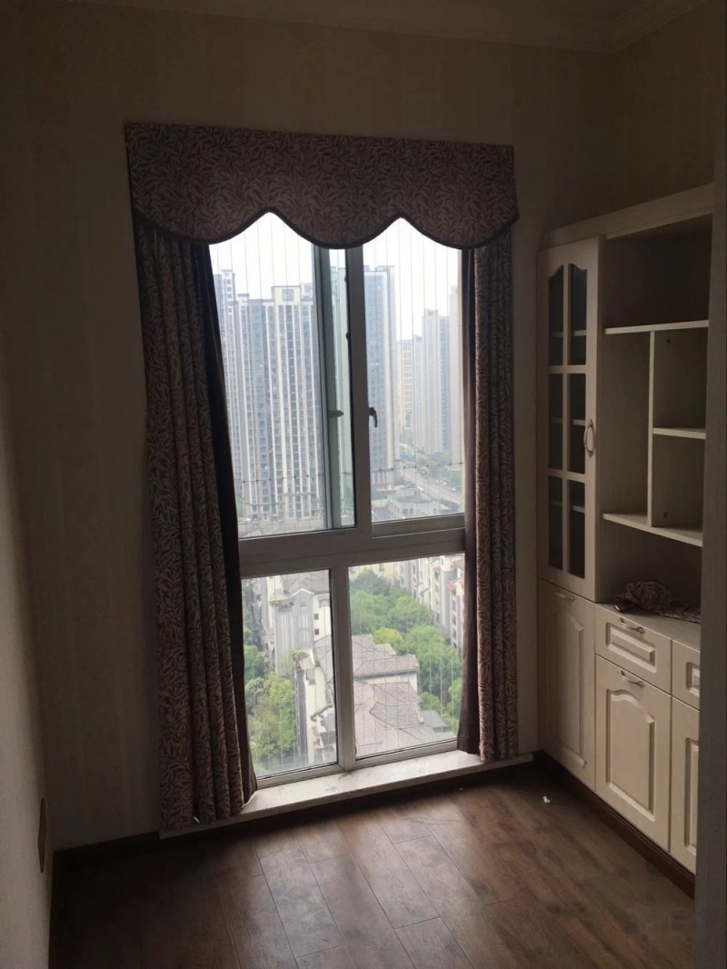 巴国城后门 全新精装三房 采光充足 视野开阔 配置齐全